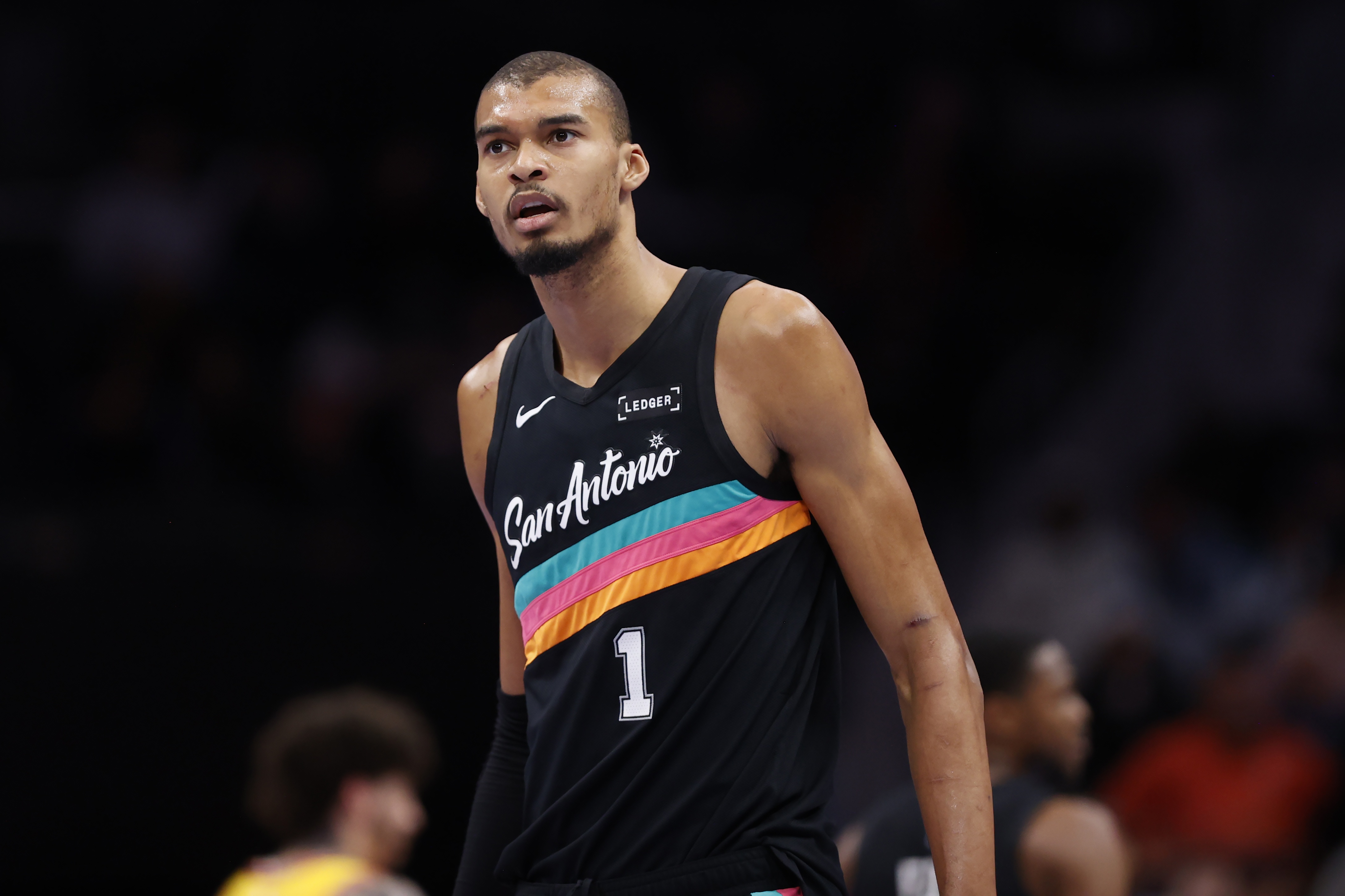 巴恩斯:文班的拼劲为球队奠定基调 他能吸引防守注意力盘活进攻